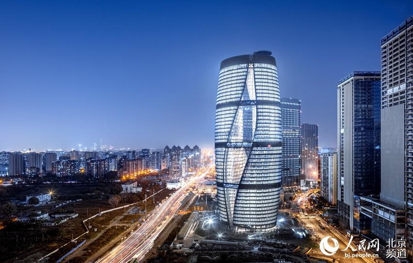 夜幕下的丽泽SOHO通体明亮剔透，宛若北京的“夜空之眼”。中建八局供图