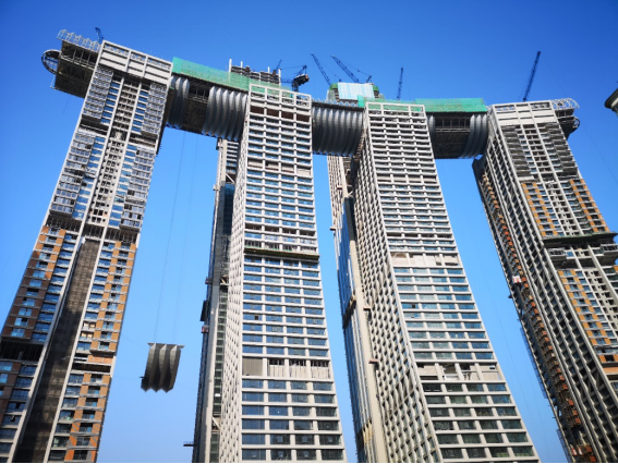 水晶连廊外立面幕墙正在提升中，拍摄于2019年1月。重庆来福士供图