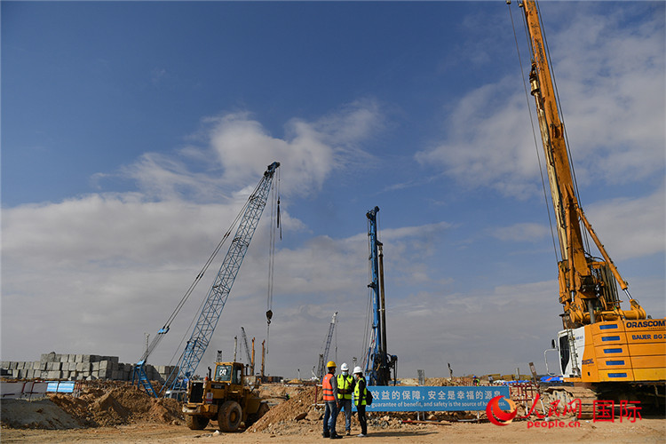 2012年12月27日，中建阿拉曼项目工地。人民网记者 李凉摄